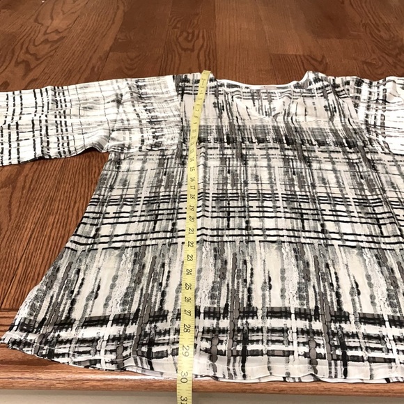 Natori women’s loungewear blk / wht  linear pattern, wide 3/4 sleeves. - Picture 7 of 10